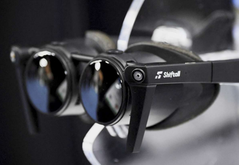 Telepon pintar realitas virtual bernama Shiftall Megane X digunakan untuk mendapatkan pengalaman metaverse yang ditampilkan selama CES Unveiled menjelang Consumer Electronics Show (CES), 3 Januari 2022 di Las Vegas, Amerika Serikat. 
