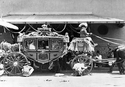  Susuhunan bersama kereta emasnya, 1904 (De soesoehoenan van Soerakarta in zijn gouden koets, Java) 