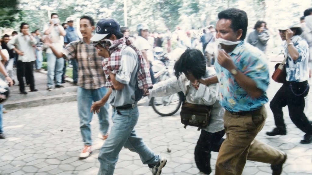  Demo Reformasi di Gerbang Kampus UNS, Mei 1998 